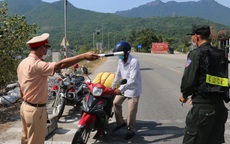Lực lượng chức năng ở Thừa Thiên Huế "đội nắng" làm nhiệm vụ tại chốt kiểm soát phòng dịch