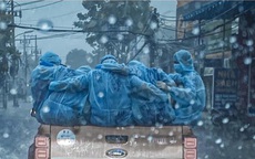 Câu chuyện đằng sau hình ảnh những bóng áo xanh choàng vai nhau dưới cơn mưa tầm tã khiến nhiều người xúc động