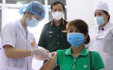 Tiêm thử nghiệm lâm sàng vaccine Nano Covax tại Hưng Yên