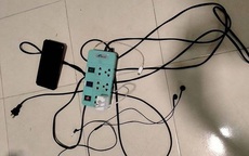 Thương tâm: Học sinh lớp 2 bị điện giật tử vong khi cầm điện thoại của bố chơi