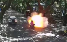 Hai bố con nguy kịch vì xe đạp điện phát nổ trên đường