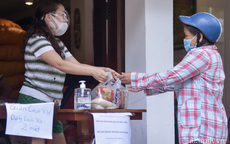 Một gia đình ở phố cổ Hà Nội bỏ tiền túi mua hơn 10 tấn gạo phát miễn phí cho người dân gặp khó khăn vì dịch