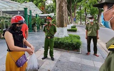 Theo chân lực lượng xử phạt người ra đường không lý do cần thiết ở Hà Nội