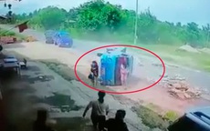Nữ tài xế chở 2 mẹ con vượt ẩu khiến chiếc xe lật úp giữa đường, điều bất ngờ phút cuối khiến tất cả vỡ òa