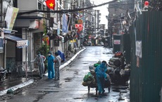 14 "nữ chiến binh" áo xanh thu gom rác giữa vùng dịch ở Hà Nội