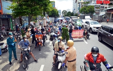 TP Hồ Chí Minh: Người dân vẫn đổ ra đường gây ùn tắc tại các chốt kiểm soát