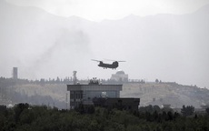 Taliban tiến vào Kabul từ mọi hướng, trực thăng Mỹ sơ tán nhà ngoại giao