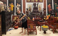 Nghệ sĩ Xuân Hinh hóm hỉnh khoe tự tay dọn dẹp nhà cửa để lộ kiến trúc ngôi nhà độc đáo