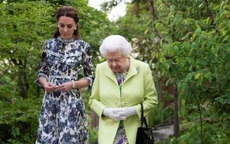 Nữ hoàng từng lo lắng về những chuyến du lịch xa xỉ trước cưới của Kate