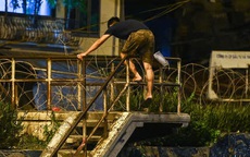Hà Nội: Xử phạt 2 người trèo tường ra khỏi khu phong toả