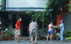 Ấm lòng: Giữa những ngày giãn cách ở Hà Nội, 2 nữ lao công vẫn đều đặn tặng rau miễn phí cho người dân