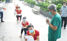 Thứ trưởng Nguyễn Trường Sơn hướng dẫn người dân tự làm xét nghiệm COVID-19 tại nhà