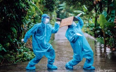 Tan chảy hình ảnh nhảy múa dưới mưa của đôi tình nguyện viên chống dịch
