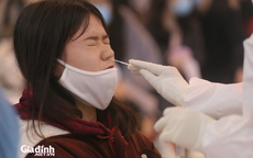 Thấy ngứa họng, người phụ nữ ở Hà Nội bất ngờ dương tính SARS-CoV-2, Thủ đô thêm 19 ca