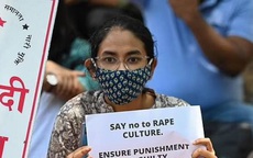 Bé gái Ấn Độ 9 tuổi nghi bị cưỡng hiếp tập thể, giết rồi thiêu xác