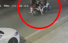 2 thanh niên phóng xe máy chặn đầu đánh người bất tỉnh giữa đường rồi bỏ chạy