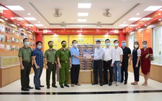 FC Báo chí Phú Thọ thăm, tặng quà cho lực lượng tuyến đầu và người dân có hoàn cảnh khó khăn trên địa bàn Hà Nội