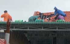 Hàng chục nhà dân ở Thừa Thiên Huế bị tốc mái do ảnh hưởng của bão số 5 Conson