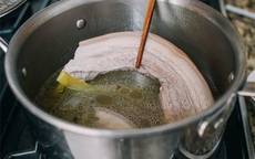 Nhiều người đem chần thịt lợn qua nước nóng để loại bỏ chất bẩn trước khi nấu: Chuyên gia nói 'sai lầm tai hại'