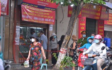 Hà Nội: Hàng trăm người kéo đến đường Thụy Khuê mua bánh, lực lượng chức năng căng mình giữ trật tự.