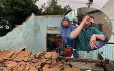 Tin bão số 6 mới nhất: Người dân Quảng Ngãi bật khóc khi lốc xoáy cuốn bay hết mái nhà
