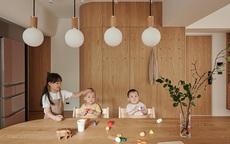 Căn hộ màu gỗ siêu ấm áp với cách phân chia không gian thông minh dành cho vợ chồng trẻ có 3 con nhỏ