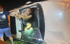 Hà Nội: Xe con gây tai nạn khiến 1 người bị thương nặng rồi kéo lê xe máy tóe lửa trên đường bỏ chạy, hàng chục người truy đuổi như phim