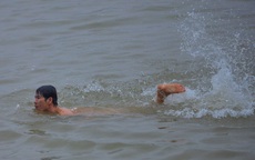 Ảnh: Người Hà Nội rủ nhau tắm "tiên" giữa bãi sông Hồng trong giá rét dưới 13 độ