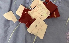 Quen 3 tháng đã cưới vội vàng, cô vợ đùng đùng xé giấy đăng ký kết hôn chỉ sau 1 ngày vì hành động mờ ám của chồng