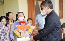 Quảng Bình: Trẻ khuyết tật vui mừng nhận quà Tết của Chủ tịch tỉnh
