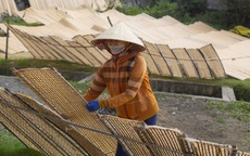 Làng nghề bánh tráng trăm tuổi tất bật vụ Tết 