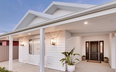 Ngôi nhà gỗ trắng một tầng tuy thiết kế đơn giản nhưng lại là không gian sống mơ ước của bao người