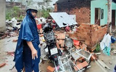 Lốc xoáy cuốn bay mái 17 ngôi nhà ở Quảng Ngãi