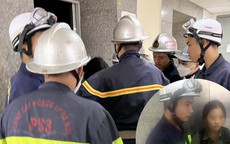 Cảnh sát cứu học sinh mắc kẹt trong thang máy trên tầng 10 chung cư