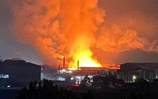 Cháy ngùn ngụt tại công ty giấy ở Bắc Ninh