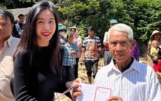 Thủy Tiên tặng sổ tiết kiệm cho bà con vùng lũ ở Nghệ An