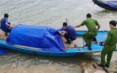 Đi đánh cá cùng bố mẹ, bé trai 5 tuổi rơi xuống sông tử vong