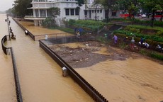 Dầm mưa "giải cứu" cầu gỗ lim nổi tiếng xứ Huế bị rác bủa vây sau lũ