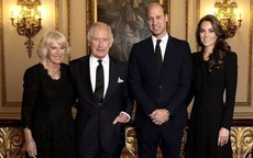 Ảnh chân dung mới của Vua Charles III bên Vương hậu và William, Kate