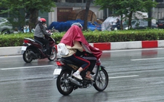 Người Hà Nội co ro trong đợt mưa rét đầu mùa