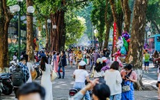 Hà Nội: Người dân ùn ùn check in trên phố Phan Đình Phùng