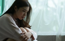 Bị bệnh nằm nhà, nhìn bát cháo và mảnh giấy trên bàn mà tôi bật khóc