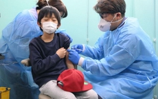 Chuyên gia Nhật Bản đánh giá lợi ích từ việc tiêm chủng ngừa COVID-19 cho trẻ em