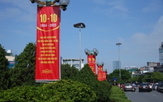 Đường phố Hà Nội rực đỏ màu cờ chào mừng 68 năm Ngày Giải phóng Thủ đô