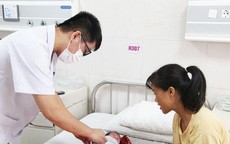 Bé sơ sinh Phú Thọ mắc căn bệnh nguy hiểm 10.000 trẻ mới có 1 trẻ bị, dấu hiệu chỉ chướng bụng, bú kém