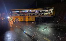 Tai nạn giao thông giữa ô tô khách và xe tải, 2 người chết, 13 người bị thương