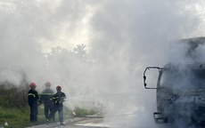 Ôtô tải bốc cháy sau va chạm với xe máy, 1 người bị thiêu tử vong
