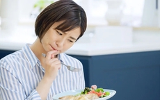 4 bất thường khi đang ăn có thể là dấu hiệu cảnh báo ung thư