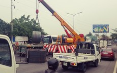 2 cuộn sắt nặng chục tấn văng khỏi container, giao thông ùn tắc
