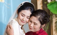 Đám cưới Hoa hậu Ngọc Hân: Mẹ cô dâu ôm con gái thật chặt